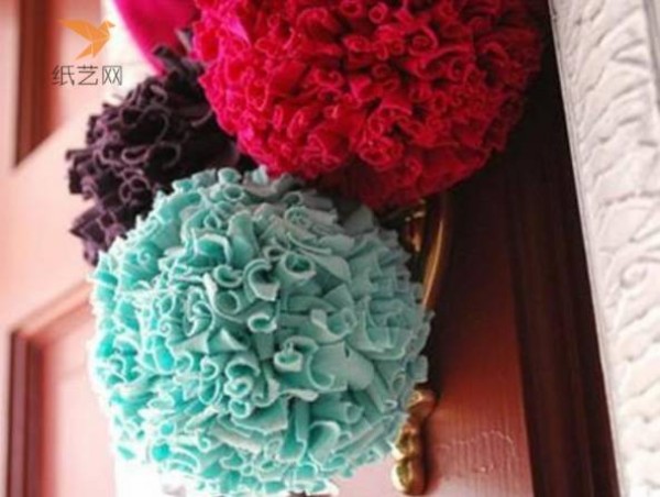 Tutorial on turning waste into treasure: decorative bouquets made from discarded clothes