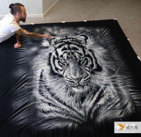 Illustration of a very extraordinary salt painting made by spreading salt