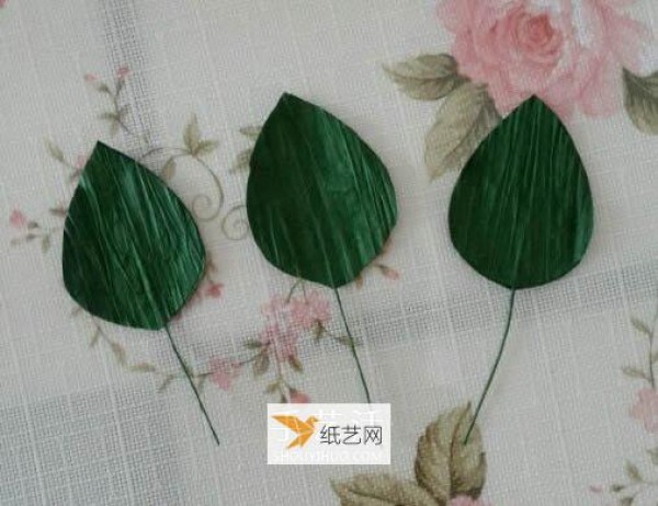 Simple illustrated process for making roses from crepe paper