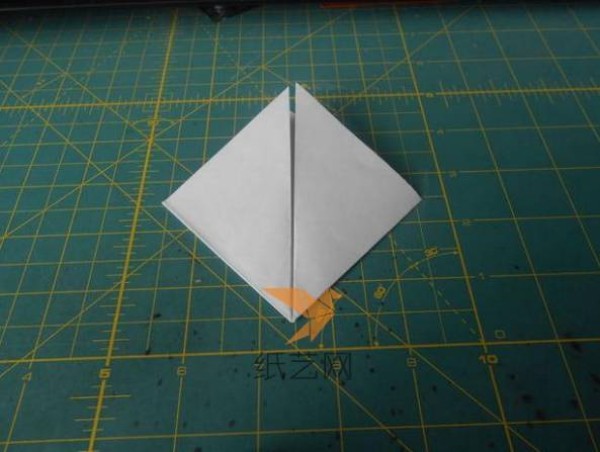 A step-by-step tutorial on how to make the little devil’s origami heart bat