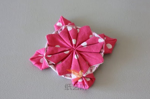 Illustrated tutorial on handmade patchwork fabric flowers