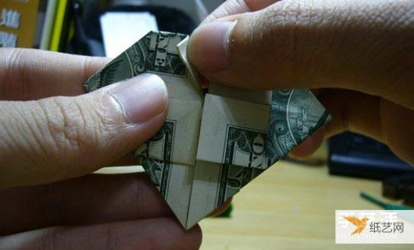 Illustrated comprehensive introduction to the method of folding hearts on one-dollar banknotes