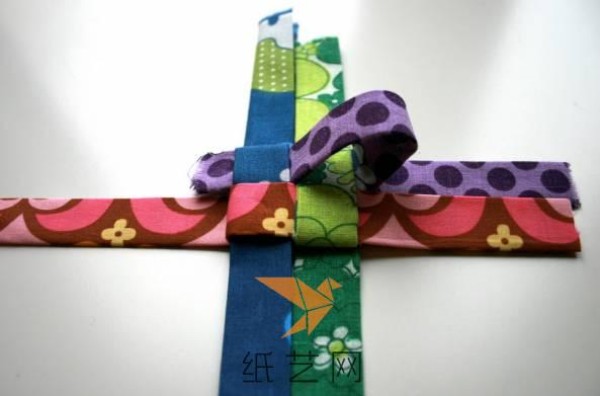 Tutorial on how to decorate fabric Christmas gift wrapping using origami