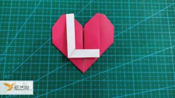 Hand-folded Valentines Day LOVE heart-shaped origami illustration tutorial