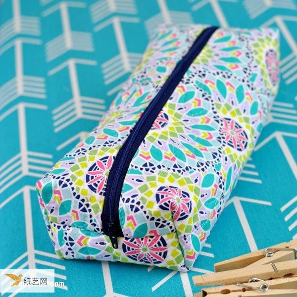 Tutorial on how to make a patchwork-style zipper bag that can be used as a cosmetic bag, pencil case or tool bag