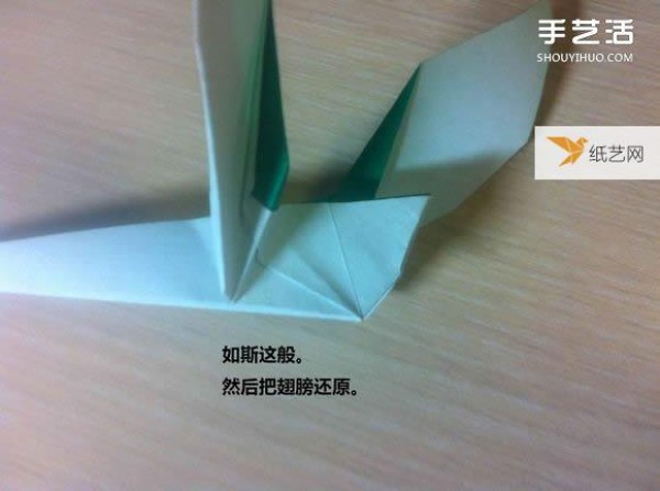 A very elegant paper white swan folding step-by-step illustrated tutorial