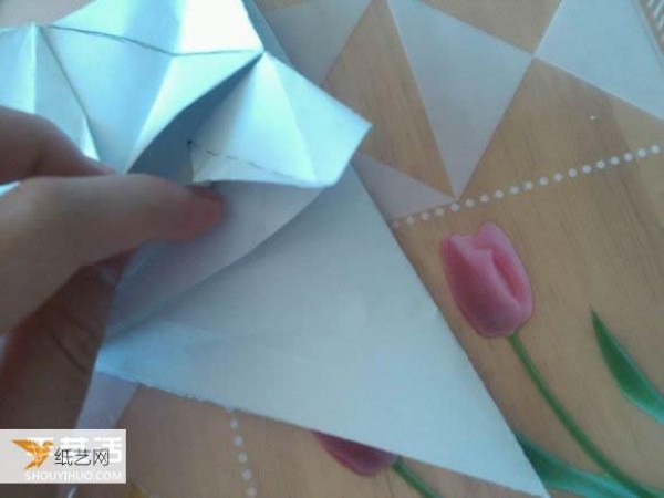 Step-by-step illustration of how to use origami to fold a cute grand piano