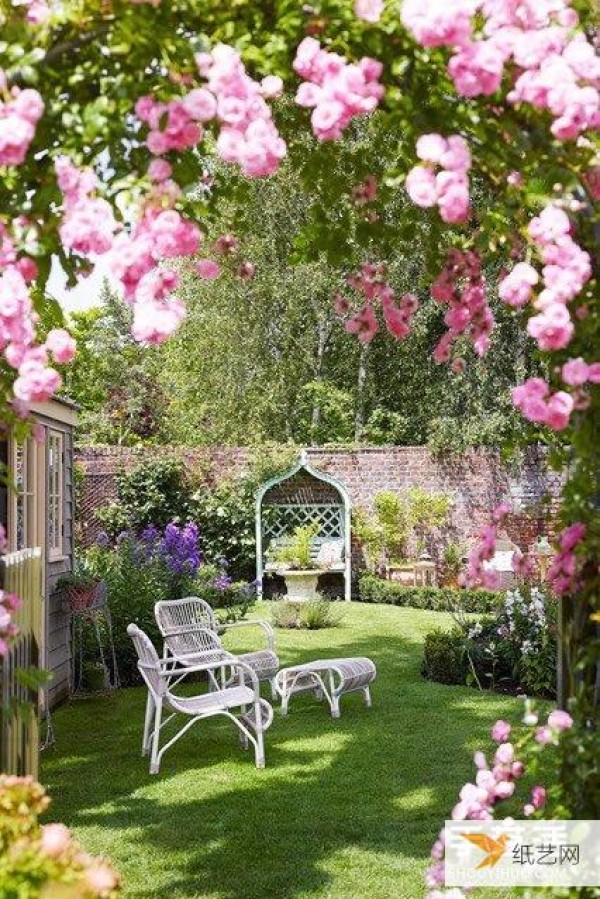 I also hope to have a balcony like this. An urban oasis privately owned by an interior designer.