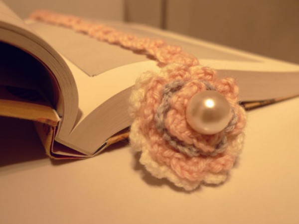 A slightly crocheted bookmark, a heart-warming gift in winter!