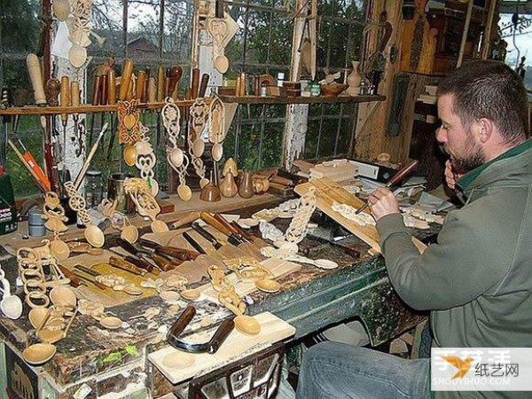 Comprehensive display of various carving works by the Love spoon wood carving artist Adam King