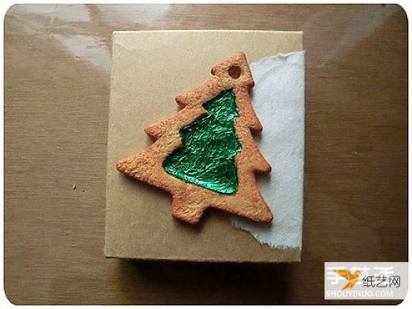 Illustrated tutorial for making personalized Christmas tree sugar cookies using resin clay