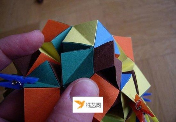 Illustration of the specific steps of folding beautiful paper balls