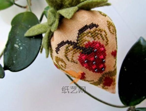 Small strawberry decoration tutorial made by cross stitch