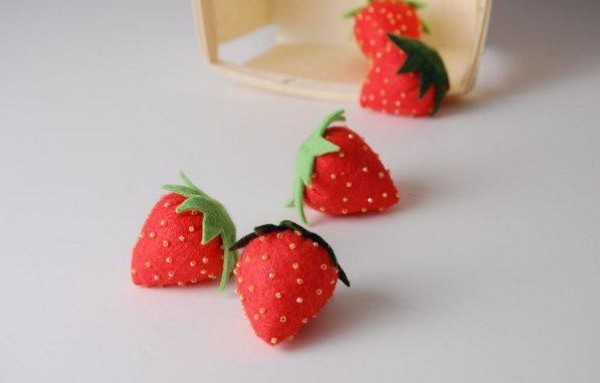 Non-woven strawberry puppet handmade step-by-step tutorial