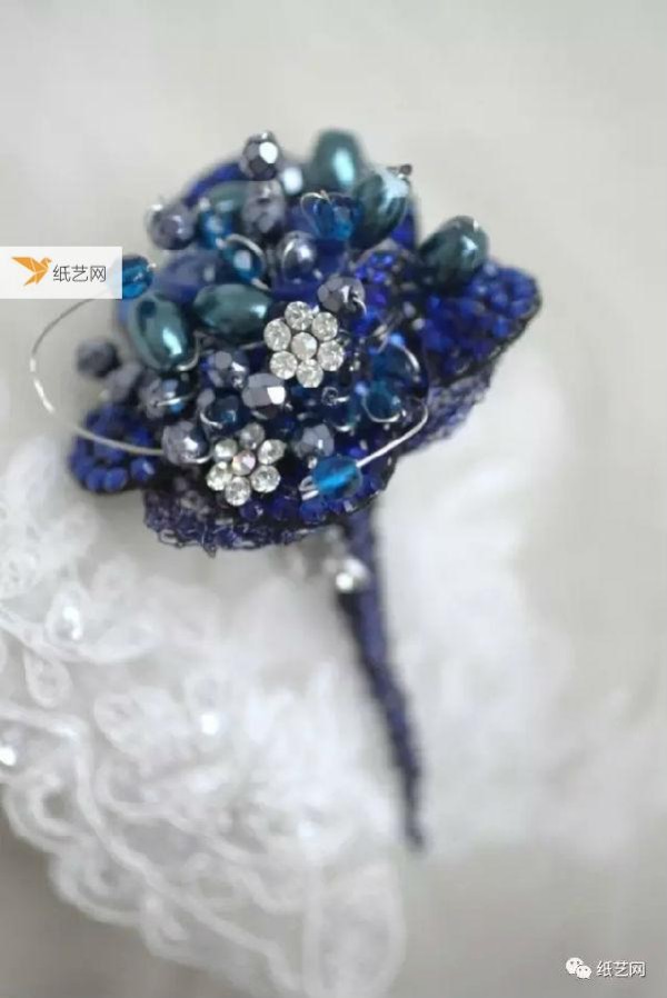 Super simple beaded brooch tutorial that you can make yourself