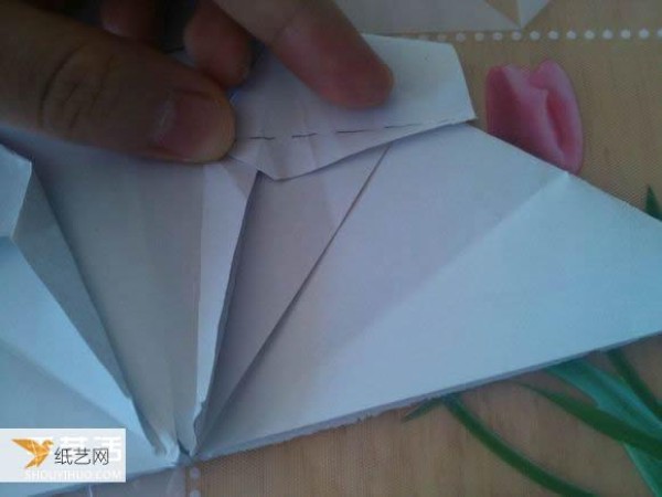 Step-by-step illustration of how to use origami to fold a cute grand piano