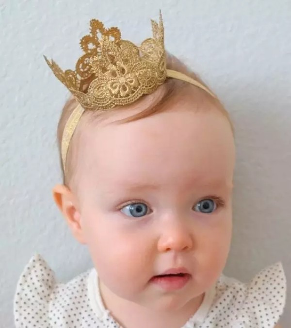 Roll up the lace to make a fairy tale crown!