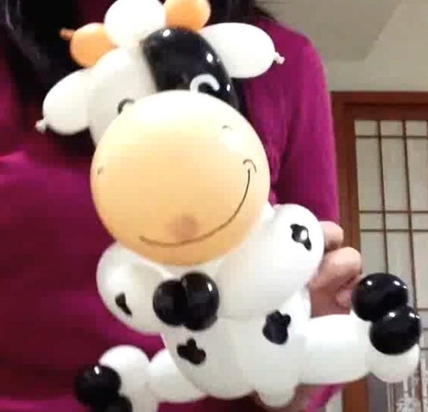 Tutorial on how to make a cartoon cow balloon shape by hand