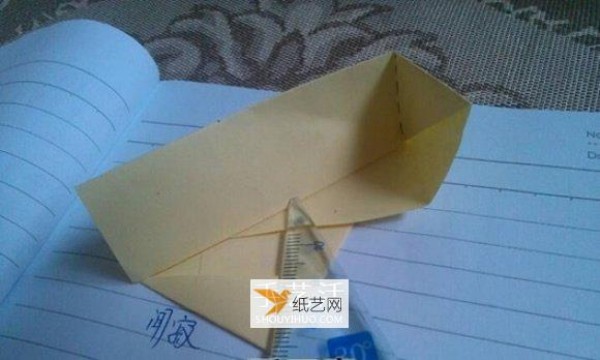 Illustrated tutorial on how to fold a triangular paper box with lid