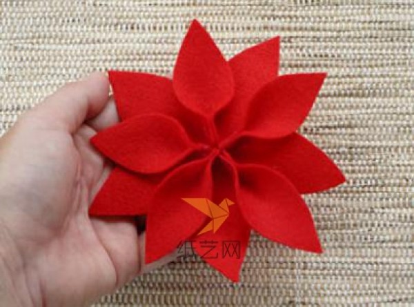 Detailed tutorial on holiday wreaths made from non-woven fabrics