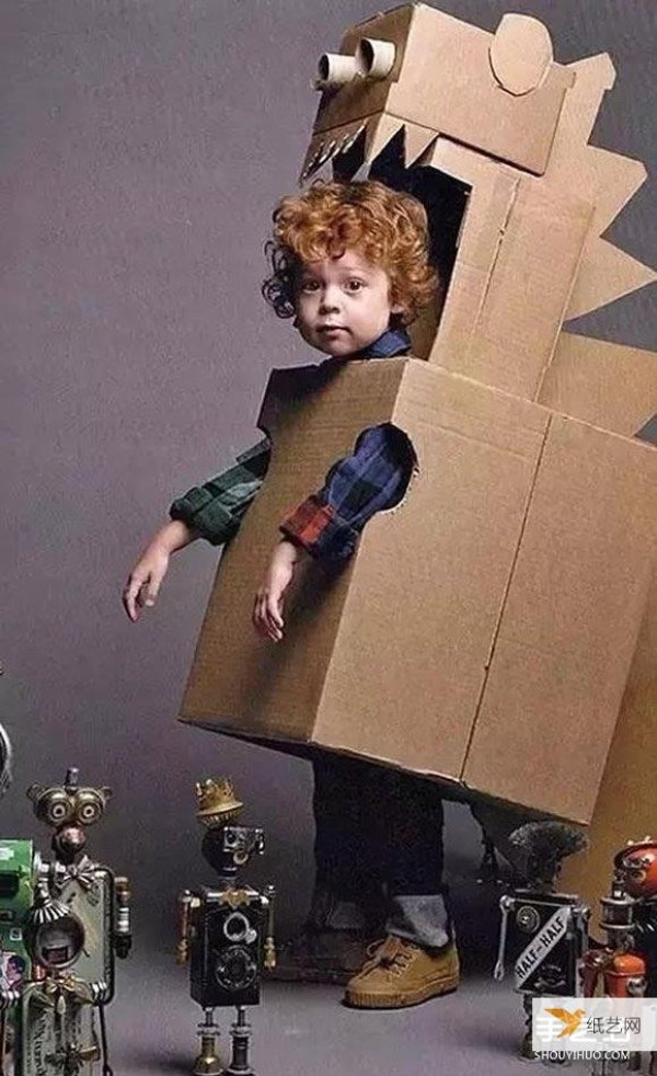 Children and toddlers use cardboard boxes to hand-make fun and personalized corrugated paper pictures