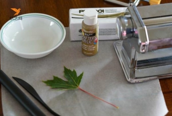 Tutorial on making a beautiful leaf texture storage tray made of ultra-light clay