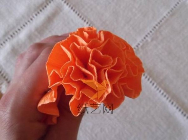 Tutorial on how to make beautiful crepe paper artificial flowers, paper art flowers, artificial carnations and Mother’s Day gifts.