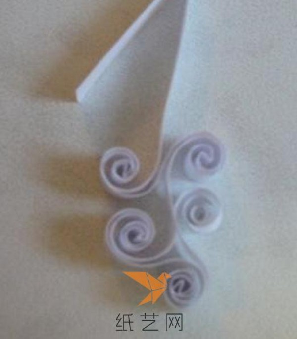 Tutorial on making beautiful paper-quilled flowers