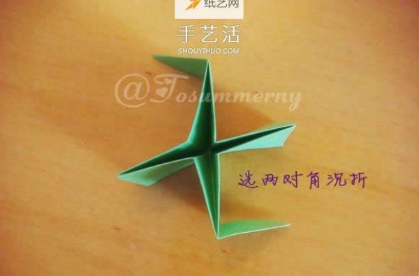 Illustrated tutorial for folding a beautiful Christmas star using origami