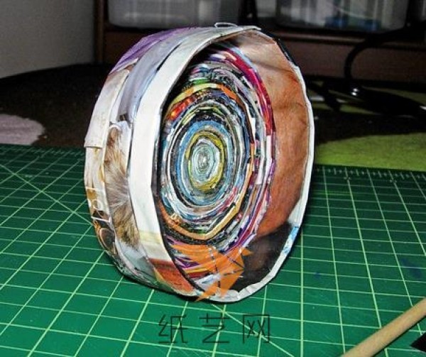 Tutorial on making rolling paper boxes from old magazines