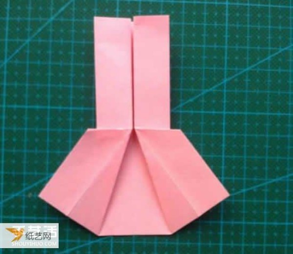 An illustrated tutorial on how to fold a simple origami skirt for children