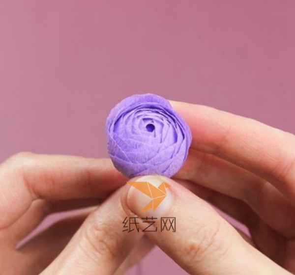 How to make delicate paper roses from crepe paper - DIY illustrated tutorial