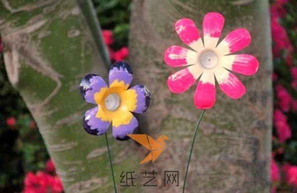 Tutorial on making plastic flowers for New Year decoration