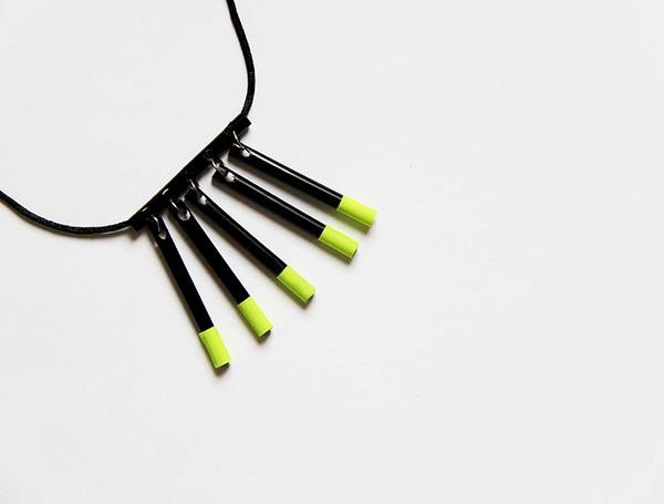 DIY tutorial on using waste straws to make beautiful fluorescent necklaces