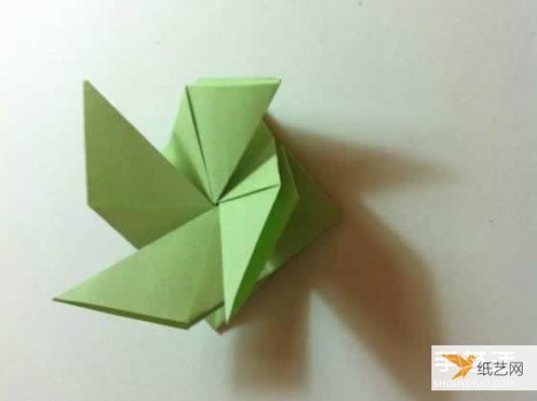 Illustration of how to fold a very creative four-leaf clover using a piece of paper