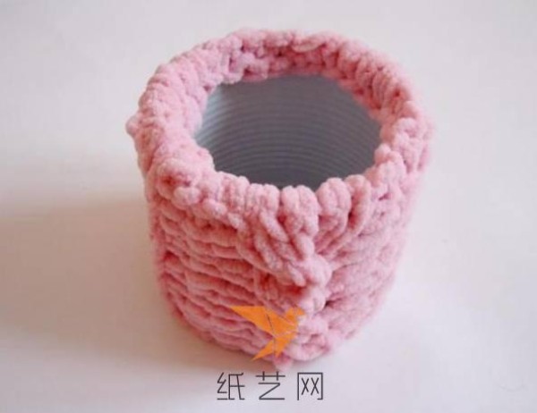 Tutorial on making a pink crochet storage tube for New Year’s gifts