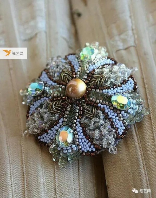 Super simple beaded brooch tutorial that you can make yourself