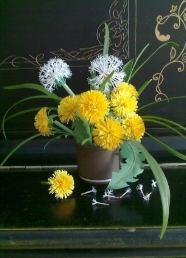 Tutorial on how to make handmade paper flowers with creative dandelions