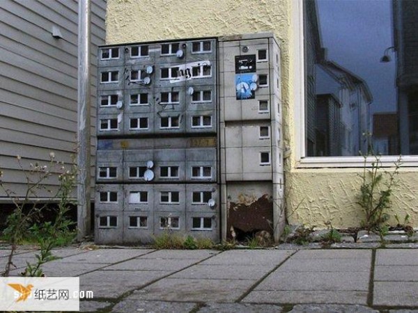 Turn cement piers and electrical boxes into houses, and beautify the surrounding environment with mini architectural graffiti