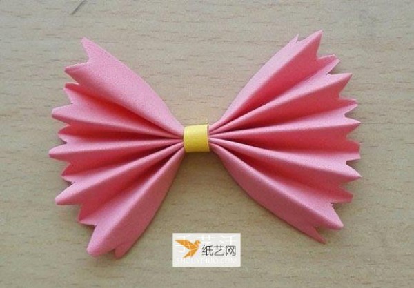 The simplest illustration of origami bow for kindergarten children