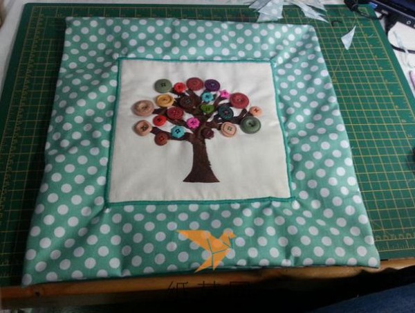 Tutorial on making beautiful button tree pattern pillowcases