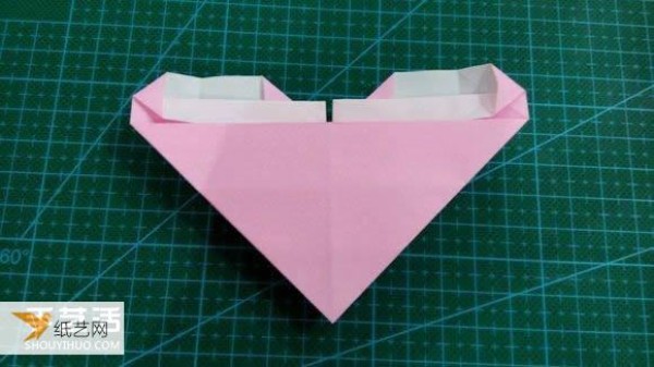 Hand-folded Valentines Day LOVE heart-shaped origami illustration tutorial