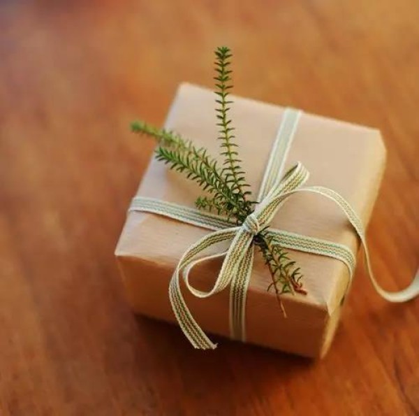 8 DIY gift wrapping tutorials to keep your gifts from running around naked!