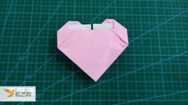 Hand-folded Valentines Day LOVE heart-shaped origami illustration tutorial