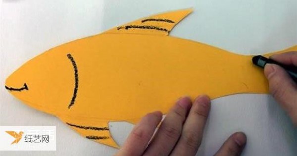 A very simple hand-made method for children to paste fish on cardboard