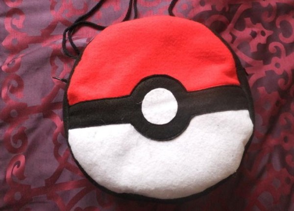 Tutorial on how to make a small Pokémon satchel by hand