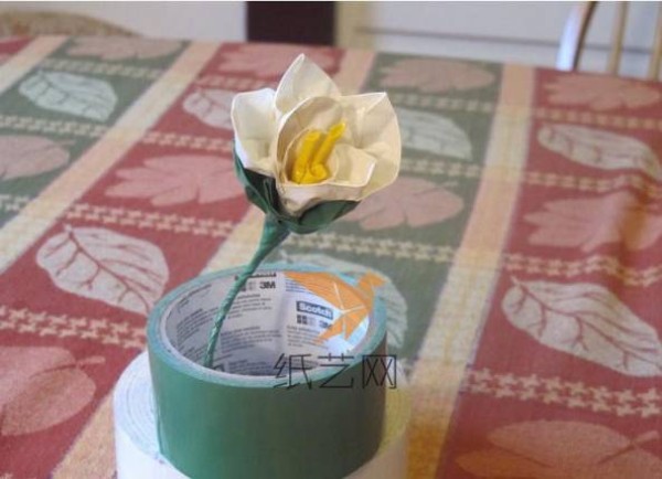 Tutorial on how to use old clothes hangers to make beautiful flowers for New Year decorations