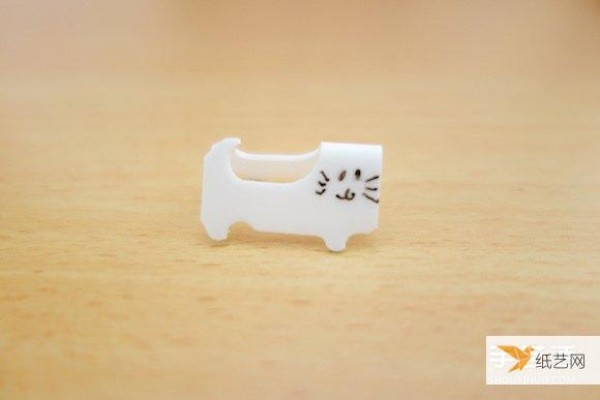 Use waste plastic bag clips to create cute cats with unique personalities