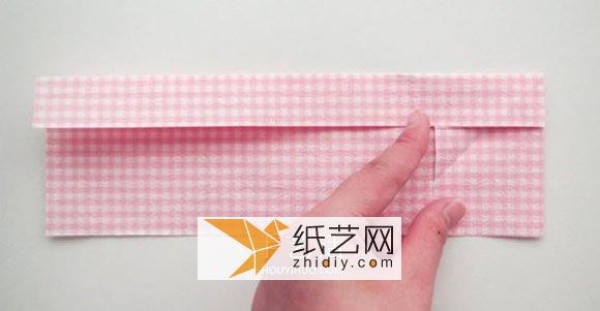 Illustrated tutorial on how to make a Valentine’s Day origami heart gift box