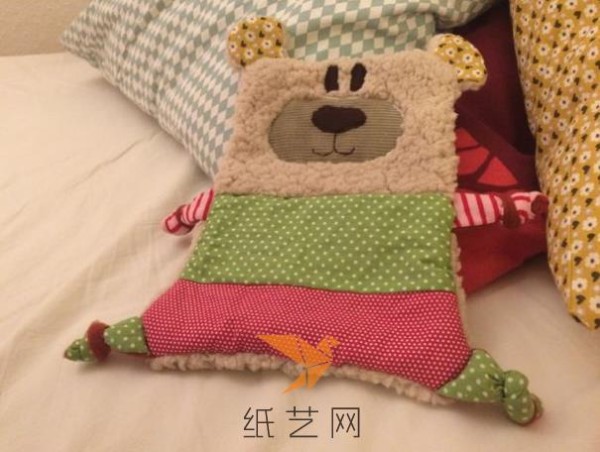 Tutorial on making cute baby bear hug quilt as a New Year gift